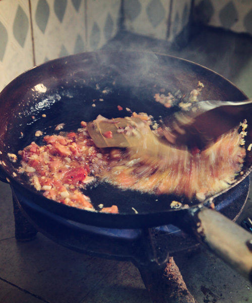 ②刻んだトマト、ニンニク、タマネギを炒めます